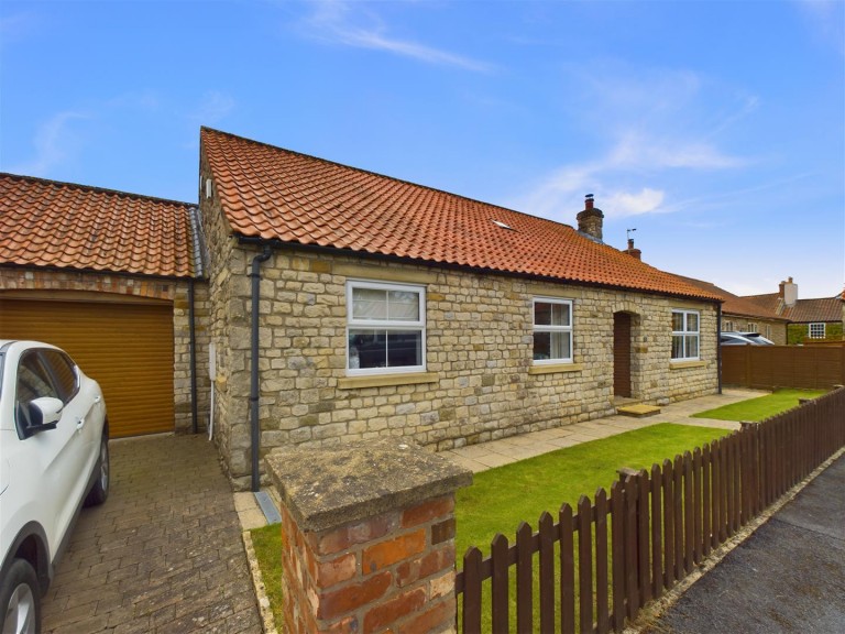 View Full Details for 3, Brier Park, Nawton, York, North Yorkshire, YO62 7SG