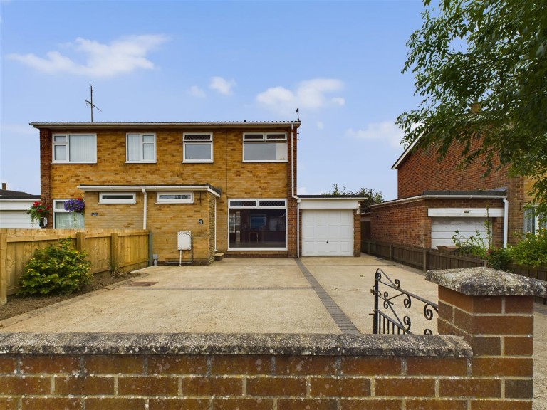 View Full Details for 70 Highfield Avenue, Driffield, YO25 5EP