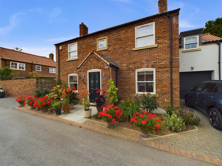 View Full Details for 3 Blakedale Drive, Driffield, YO25 6BD