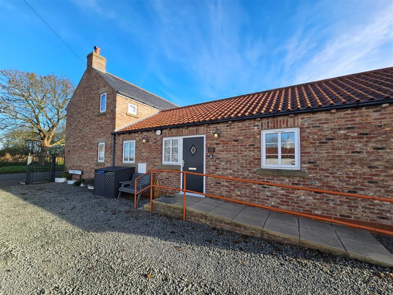 View Full Details for Cosy Cottage, Sands Lane, Barmston, Driffield, YO25 8PG