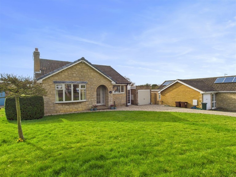 View Full Details for 17 Aunums Close, Thornton-Le-Dale, Pickering YO18 7TP